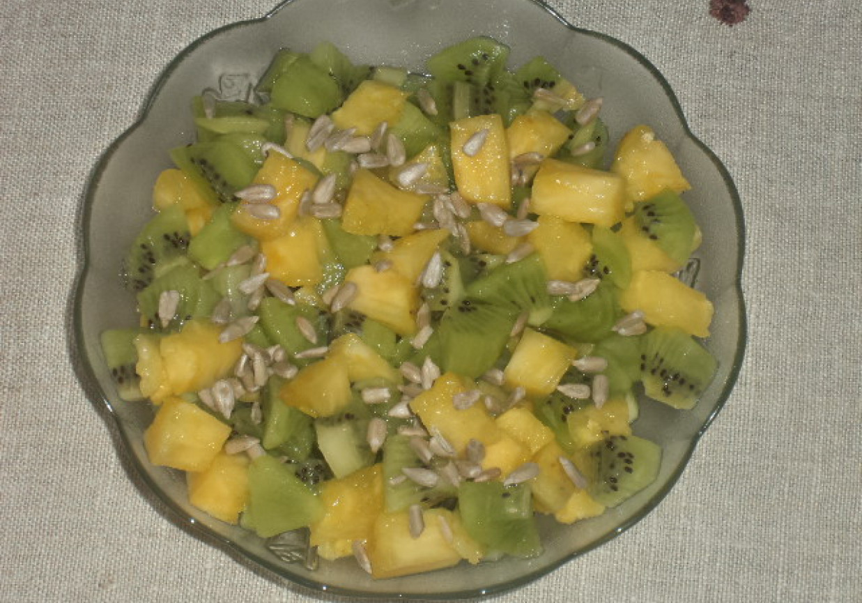 Surówka z ananasa i kiwi foto