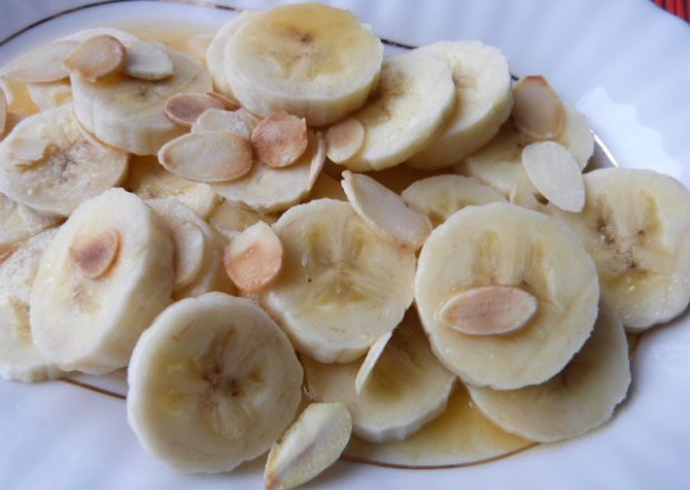 Fotografia przedstawiająca Surówka z bananów i mogdałów