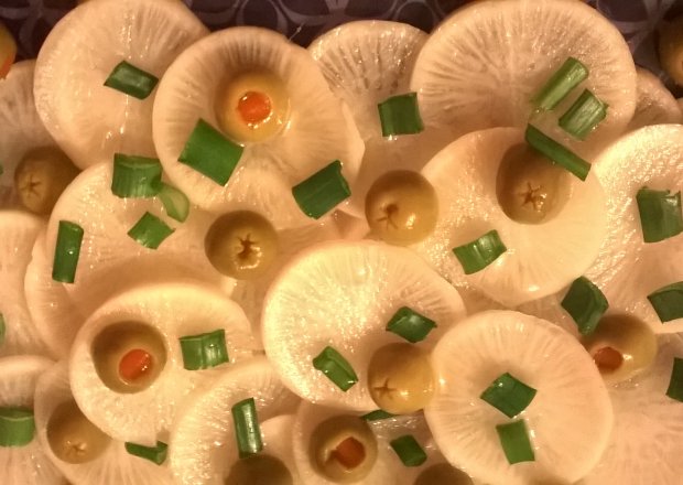 Fotografia przedstawiająca Surówka z białą rzepą i oliwkami
