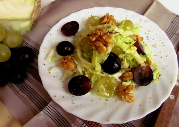 Fotografia przedstawiająca Surówka z białej kapusty  i winogron