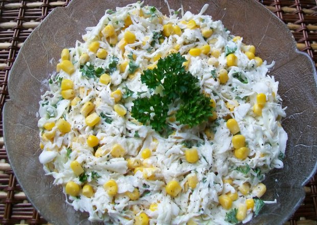 Fotografia przedstawiająca Surówka z białej kapusty z kukurydzą