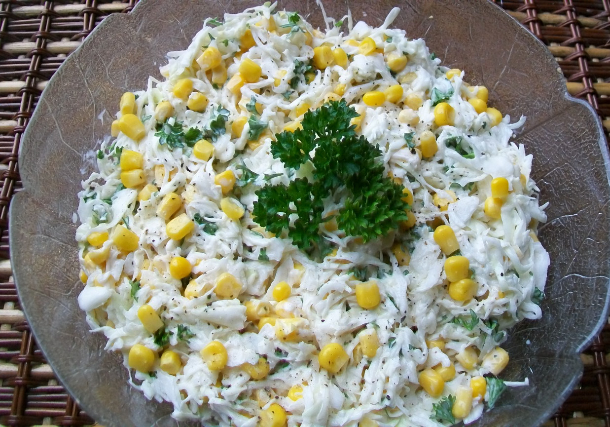 Surówka z białej kapusty z kukurydzą foto