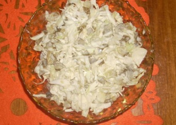 Fotografia przedstawiająca surówka z białej kapusty