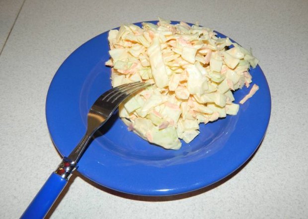 Fotografia przedstawiająca Surówka z białej kapusty,marchewki i cebuli.