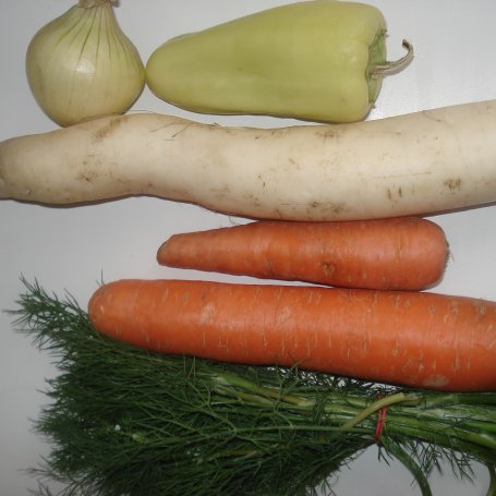 Krok 1 - Surówka z białej rzodkwi i innych warzyw foto