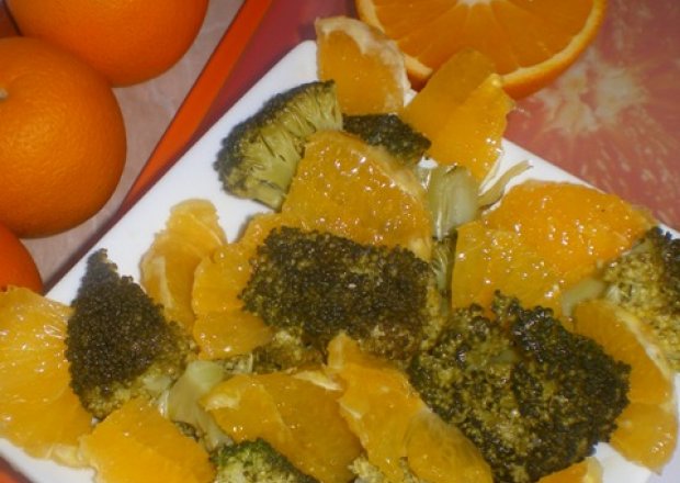 Fotografia przedstawiająca Surówka z brokuła i pomarańczy