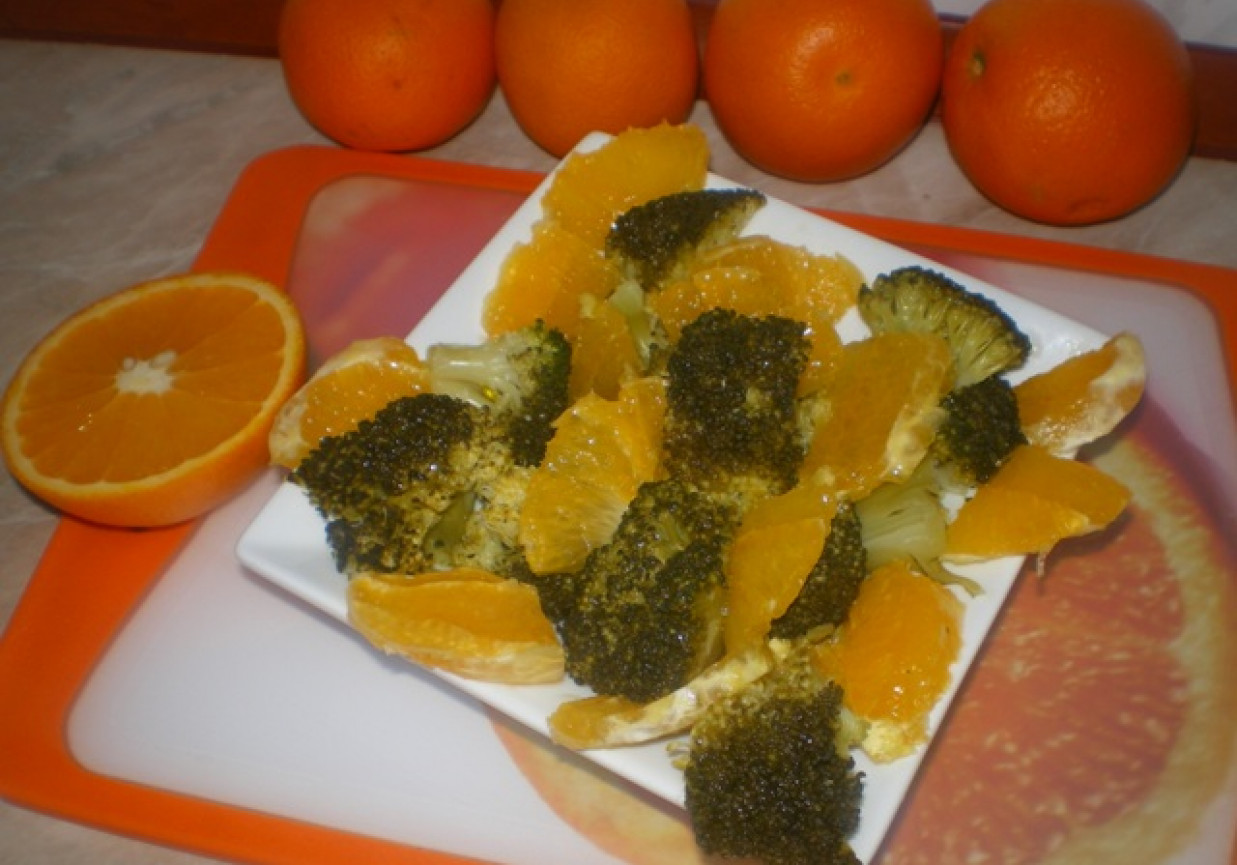 Surówka z brokuła i pomarańczy foto
