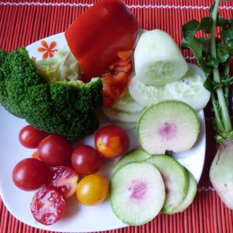 Krok 1 - Surówka z brokuła, ogórków i pomidorków foto