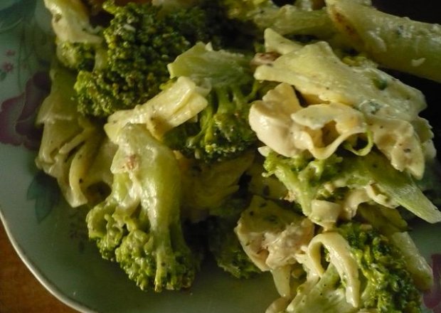 Fotografia przedstawiająca surówka z brokułami i makaronem
