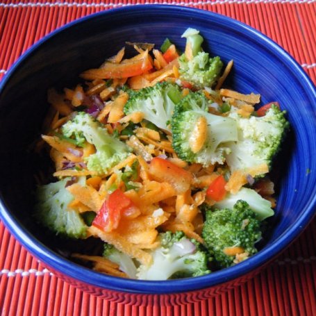 Krok 3 - Surówka z brokułów i marchewki foto