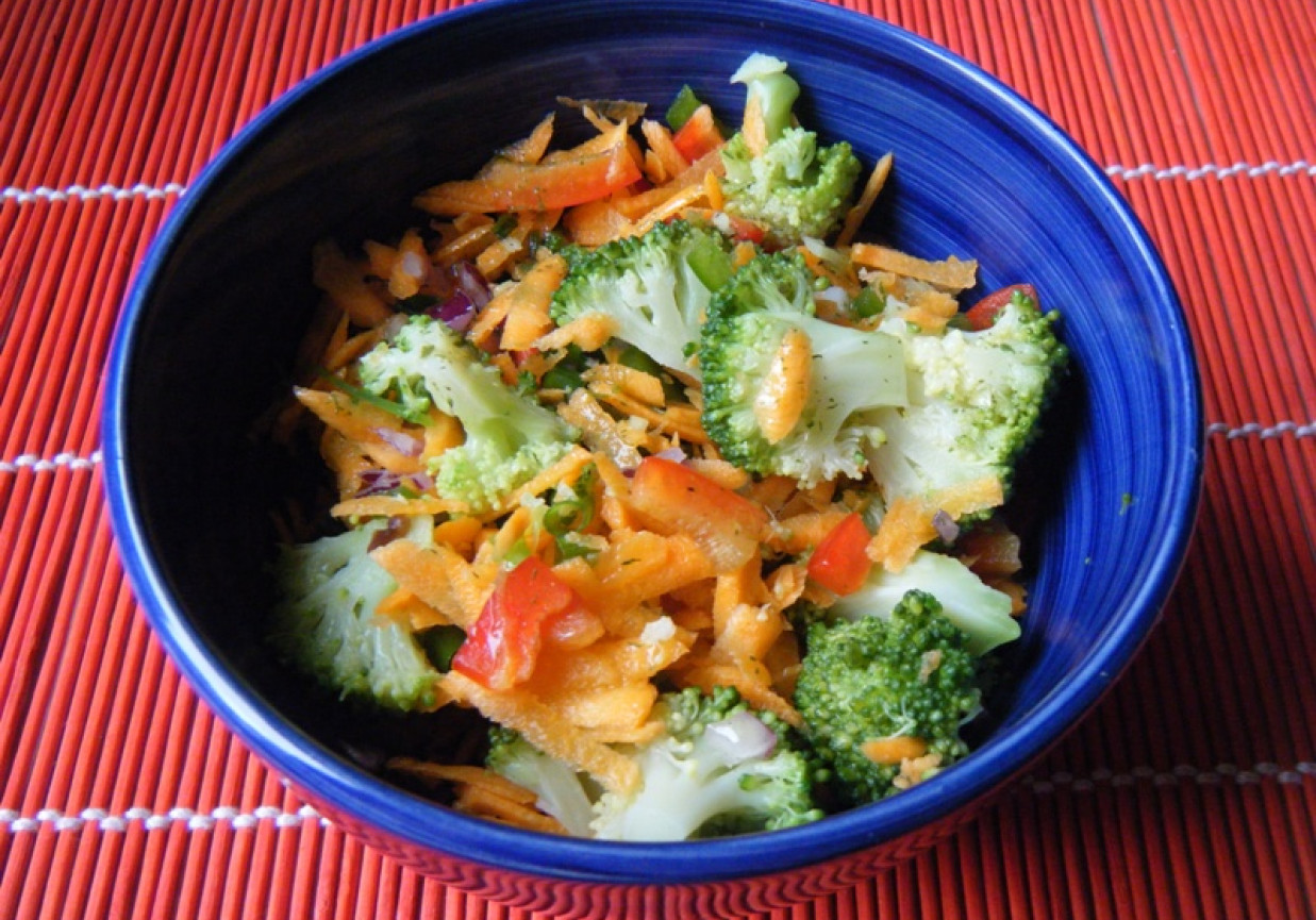 Surówka z brokułów i marchewki foto