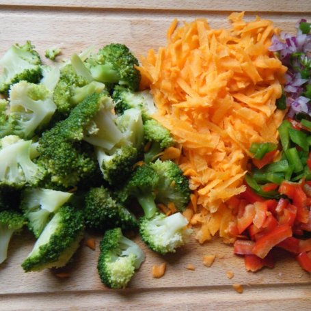 Krok 1 - Surówka z brokułów i marchewki foto