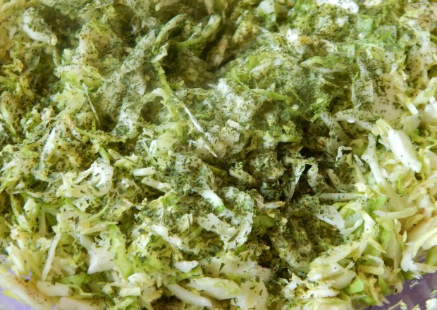 Fotografia przedstawiająca Surówka z brukselki na zielono