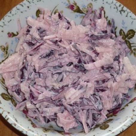 Krok 5 - Surówka z czerwonej kapusty, czerwonej cebuli i jabłka foto