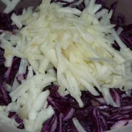 Krok 3 - Surówka z czerwonej kapusty, czerwonej cebuli i jabłka foto