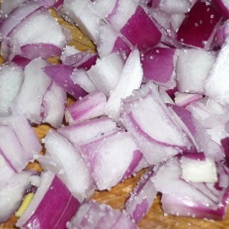 Krok 2 - Surówka z czerwonej kapusty, czerwonej cebuli i jabłka foto
