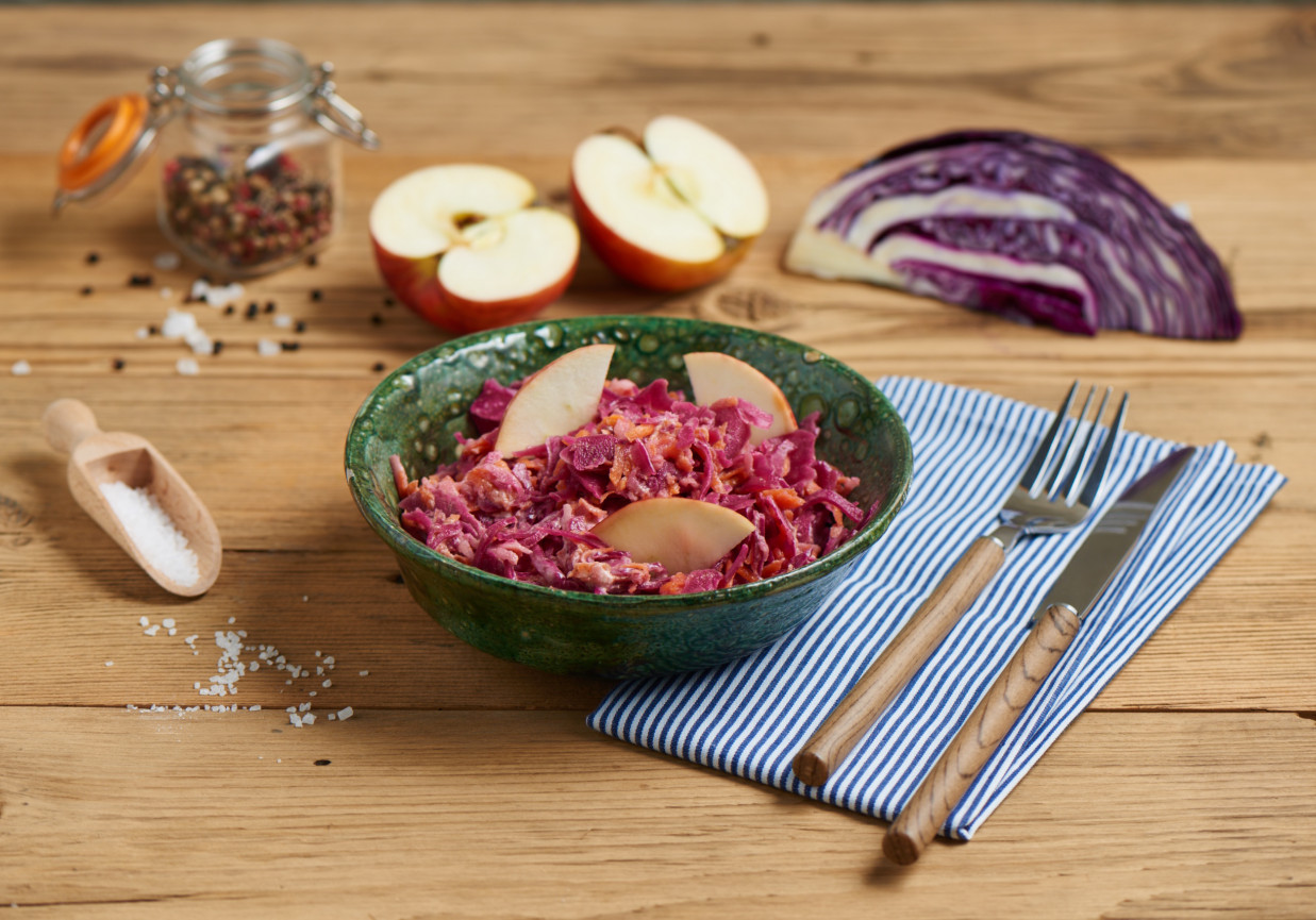 Surówka z czerwonej kapusty z marchewką, jabłkiem, cebulą i majonezem foto