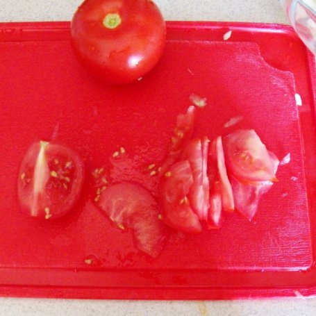 Krok 2 - Surówka z kalarepki, pomidora i koperku foto