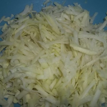 Krok 2 - Surówka z kalarepy i fasolki szparagowej foto