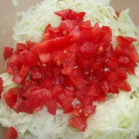 Krok 1 - Surówka z kalarepy i pomidora foto