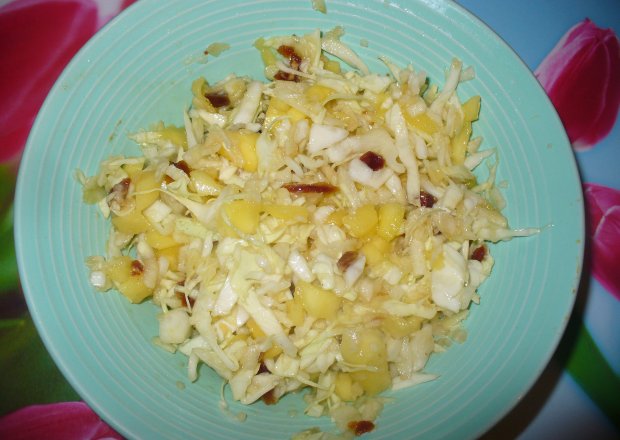Fotografia przedstawiająca Surówka z kapusty białej , mango i daktyli