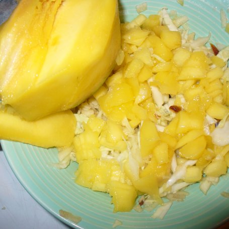 Krok 3 - Surówka z kapusty białej , mango i daktyli foto
