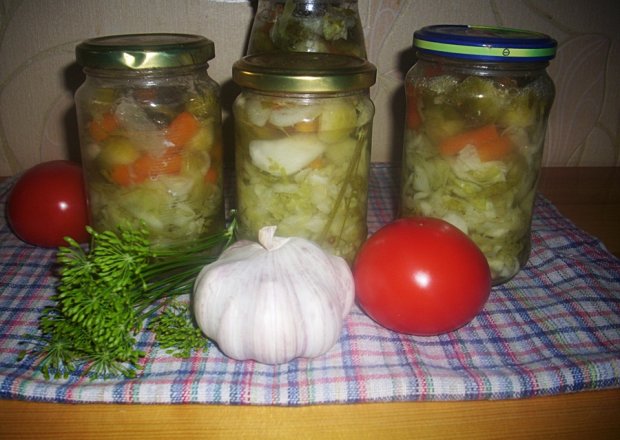 Fotografia przedstawiająca Surówka z kapusty i innych warzyw na zimę