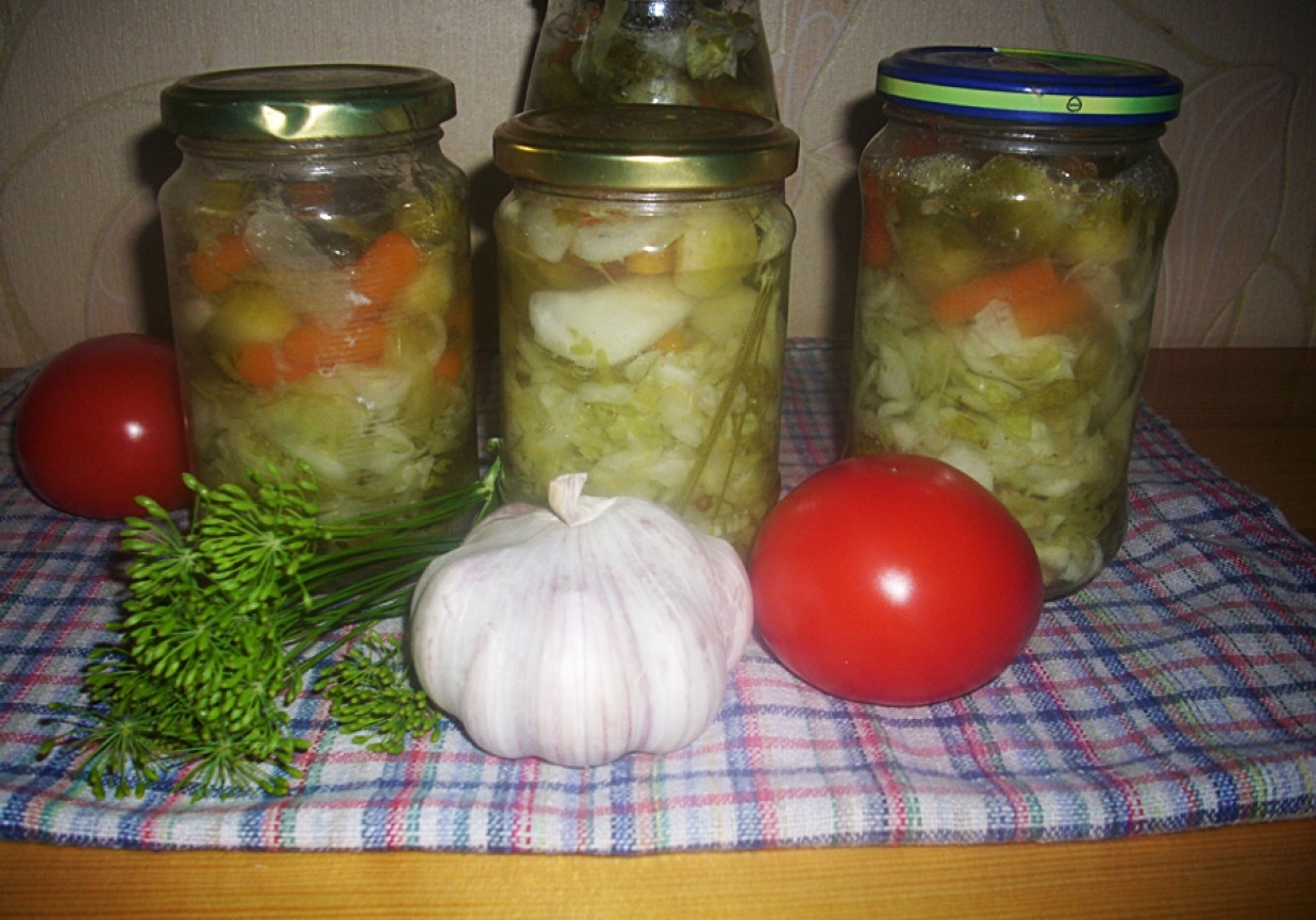 Surówka z kapusty i innych warzyw na zimę foto