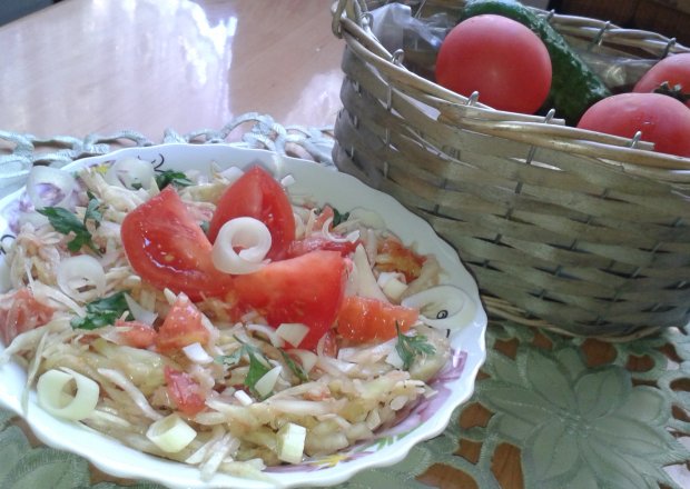 Fotografia przedstawiająca Surówka z kapusty i pomidorów