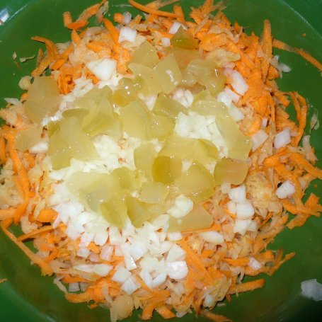 Krok 5 - Surówka z kapusty kiszonej z marchewką i ananasem foto