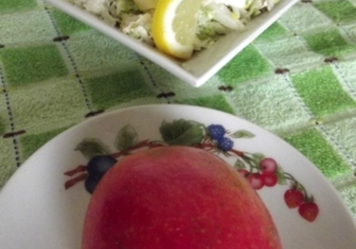 Surówka z kapusty pekińskiej i jabłka foto