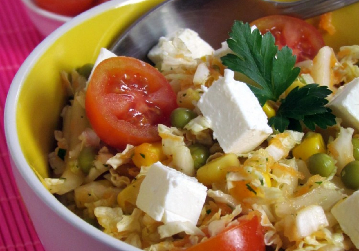 Surówka z kapusty pekińskiej i serem feta foto