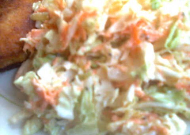 Fotografia przedstawiająca Surówka z kapusty pekińskiej, marchewki i ogórków kiszonych.