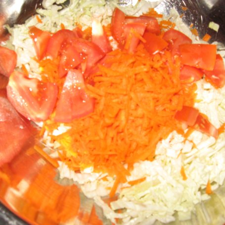 Krok 1 - Surówka z kapusty pekińskiej, marchewki i pomidora foto