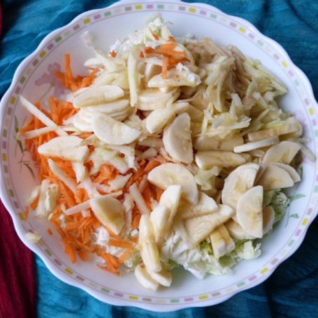 Krok 6 - Surówka z kapusty pekińskiej z bananami foto