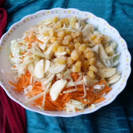 Krok 7 - Surówka z kapusty pekińskiej z bananami foto