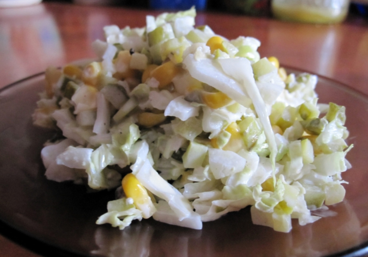 Surówka z kapusty pekińskiej z kukrydzą, ogórkiem i czosnkiem foto