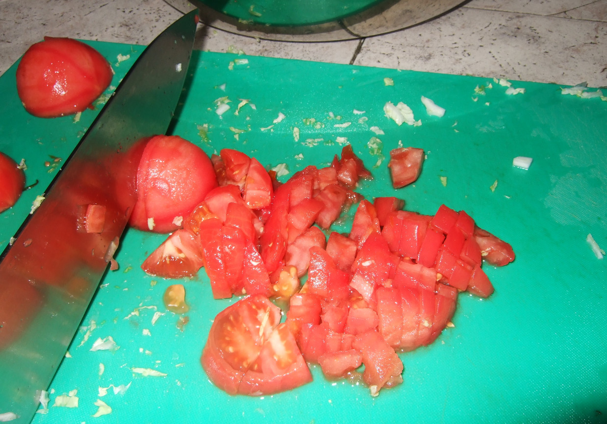 Surówka z kapusty pekińskiej z ogórkiem i pomidorem foto