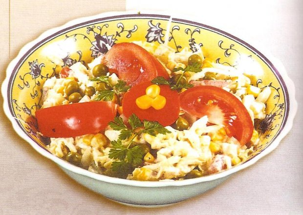 Fotografia przedstawiająca Surówka z kapusty pekińskiej z pomidorami
