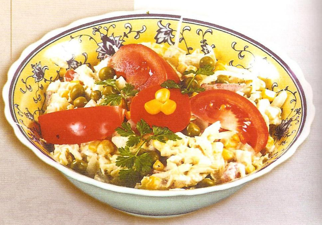 Surówka z kapusty pekińskiej z pomidorami foto