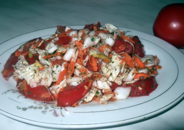 Fotografia przedstawiająca Surówka z kapusty pekińskiej z pomidorem