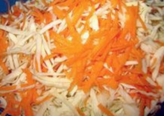 Fotografia przedstawiająca Surówka z kapusty, selera i marchewki w sosie majonezowym