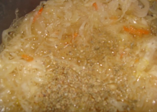 Fotografia przedstawiająca surówka z kapusty z majerankiem