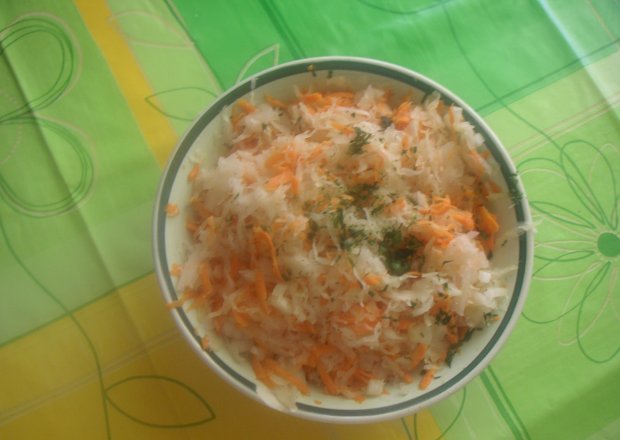 Fotografia przedstawiająca surówka z kiszonej kapusty i marchewki