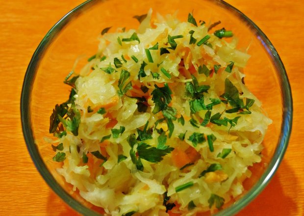 Fotografia przedstawiająca Surówka z kiszonej kapusty z marchewką