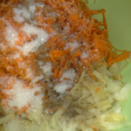 Krok 2 - surówka z kiszonej kapusty z marchwią foto