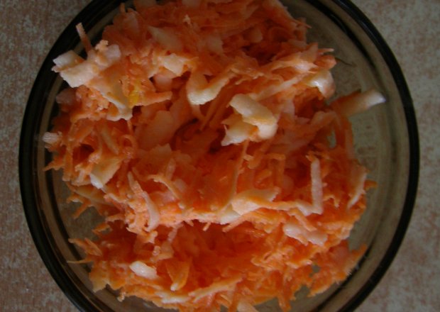 Fotografia przedstawiająca Surówka z marchewką i pomarańczą ze śmietaną