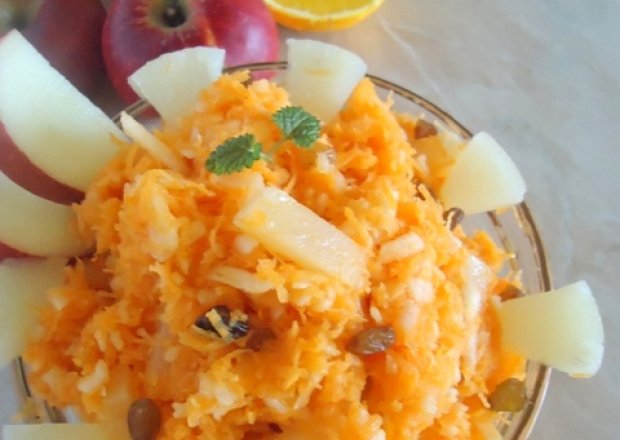 Fotografia przedstawiająca Surówka z marchewki, ananasa i jabłka