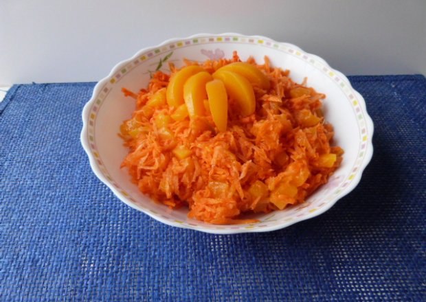 Fotografia przedstawiająca Surówka z marchewki i brzoskwiń