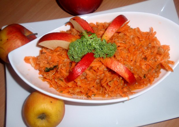 Fotografia przedstawiająca Surówka z marchewki i gruszki
